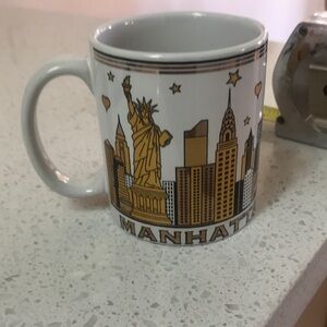 Jay Joshua New York Manhattan Landmarks Souvenir Mug White , gold, and black‎